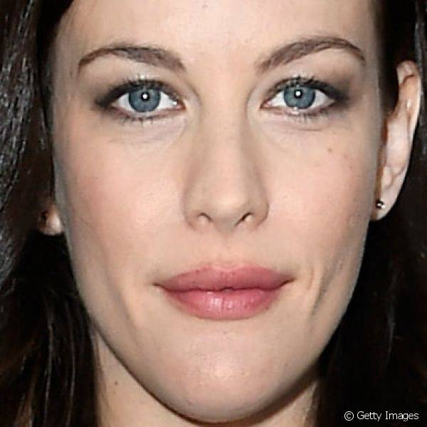 Liv Tyler apostou no esfumado de sombra cinza pra destacar seus olhos azuis